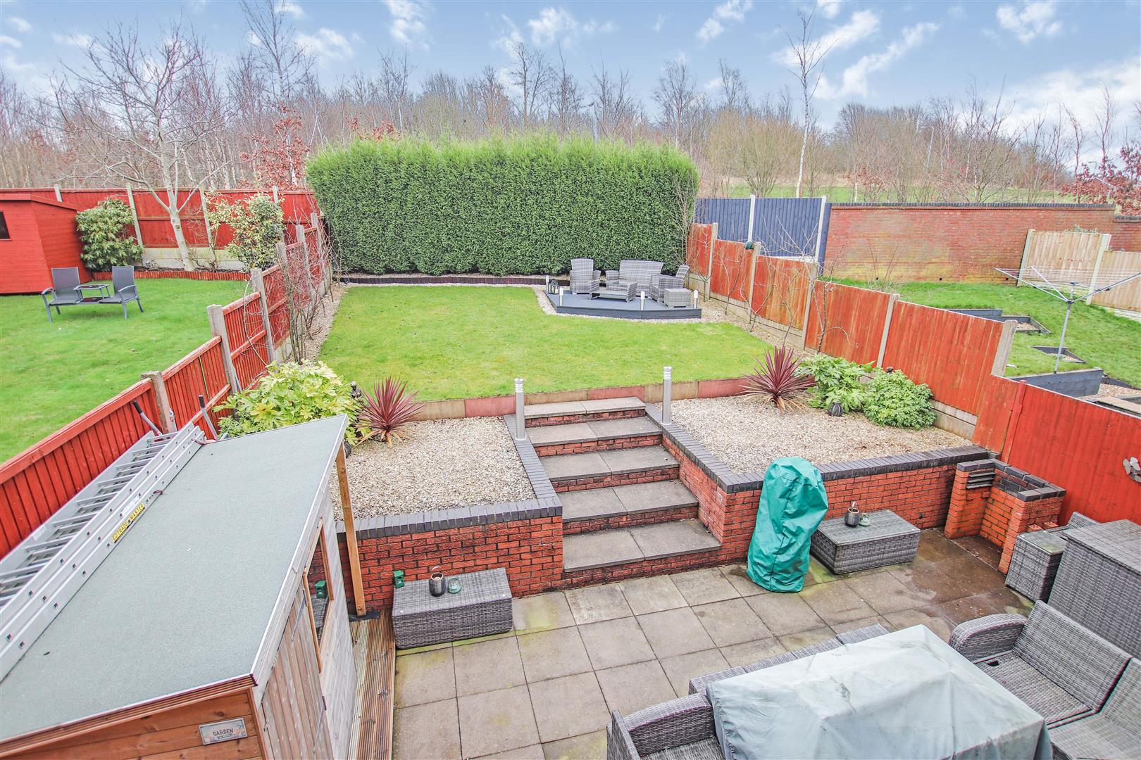 ENCLOSED LANDSCAPED REAR GARDEN